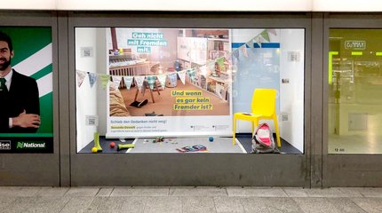 Die Bürgermeisterin von Walsrode und Mitarbeiterinnen und Mitarbeiter unterschiedlicher Einrichtungen vor einer Holztreppe.