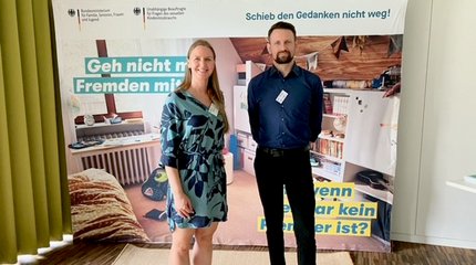 Die Bürgermeisterin von Walsrode und Mitarbeiterinnen und Mitarbeiter unterschiedlicher Einrichtungen vor einer Holztreppe.