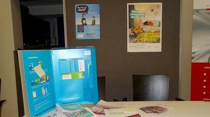 Die Bürgermeisterin von Walsrode und Mitarbeiterinnen und Mitarbeiter unterschiedlicher Einrichtungen vor einer Holztreppe.