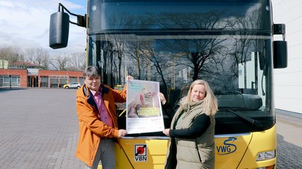 Die Bürgermeisterin von Walsrode und Mitarbeiterinnen und Mitarbeiter unterschiedlicher Einrichtungen vor einer Holztreppe.