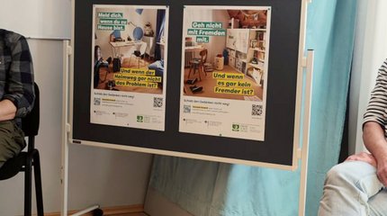 Die Bürgermeisterin von Walsrode und Mitarbeiterinnen und Mitarbeiter unterschiedlicher Einrichtungen vor einer Holztreppe.