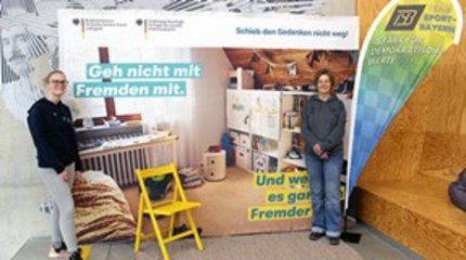 Die Bürgermeisterin von Walsrode und Mitarbeiterinnen und Mitarbeiter unterschiedlicher Einrichtungen vor einer Holztreppe.