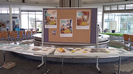 Die Bürgermeisterin von Walsrode und Mitarbeiterinnen und Mitarbeiter unterschiedlicher Einrichtungen vor einer Holztreppe.