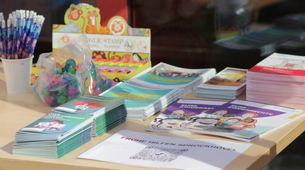 Die Bürgermeisterin von Walsrode und Mitarbeiterinnen und Mitarbeiter unterschiedlicher Einrichtungen vor einer Holztreppe.