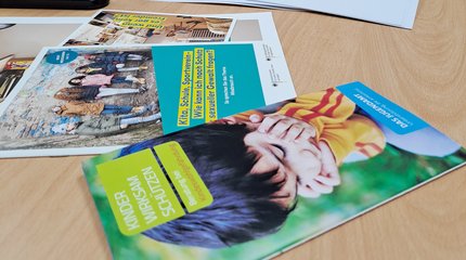 Die Bürgermeisterin von Walsrode und Mitarbeiterinnen und Mitarbeiter unterschiedlicher Einrichtungen vor einer Holztreppe.