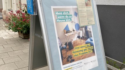 Die Bürgermeisterin von Walsrode und Mitarbeiterinnen und Mitarbeiter unterschiedlicher Einrichtungen vor einer Holztreppe.