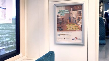 Die Bürgermeisterin von Walsrode und Mitarbeiterinnen und Mitarbeiter unterschiedlicher Einrichtungen vor einer Holztreppe.