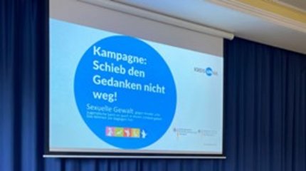 Die Bürgermeisterin von Walsrode und Mitarbeiterinnen und Mitarbeiter unterschiedlicher Einrichtungen vor einer Holztreppe.