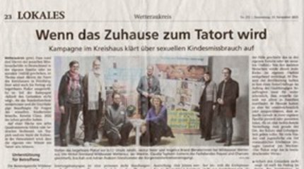 Die Bürgermeisterin von Walsrode und Mitarbeiterinnen und Mitarbeiter unterschiedlicher Einrichtungen vor einer Holztreppe.