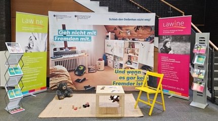 Die Bürgermeisterin von Walsrode und Mitarbeiterinnen und Mitarbeiter unterschiedlicher Einrichtungen vor einer Holztreppe.