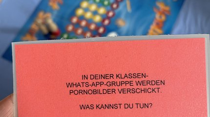 Die Bürgermeisterin von Walsrode und Mitarbeiterinnen und Mitarbeiter unterschiedlicher Einrichtungen vor einer Holztreppe.