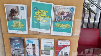 Die Bürgermeisterin von Walsrode und Mitarbeiterinnen und Mitarbeiter unterschiedlicher Einrichtungen vor einer Holztreppe.