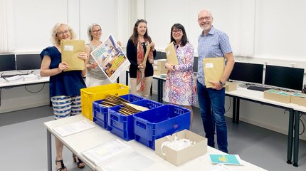 Die Bürgermeisterin von Walsrode und Mitarbeiterinnen und Mitarbeiter unterschiedlicher Einrichtungen vor einer Holztreppe.