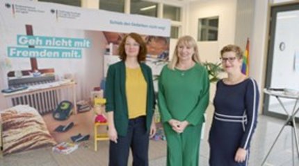 Die Bürgermeisterin von Walsrode und Mitarbeiterinnen und Mitarbeiter unterschiedlicher Einrichtungen vor einer Holztreppe.