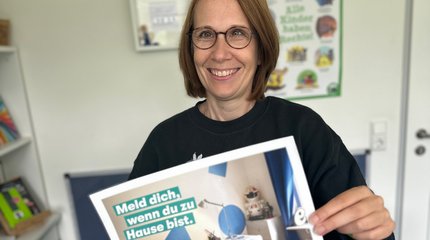 Die Bürgermeisterin von Walsrode und Mitarbeiterinnen und Mitarbeiter unterschiedlicher Einrichtungen vor einer Holztreppe.