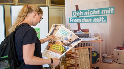 Die Bürgermeisterin von Walsrode und Mitarbeiterinnen und Mitarbeiter unterschiedlicher Einrichtungen vor einer Holztreppe.