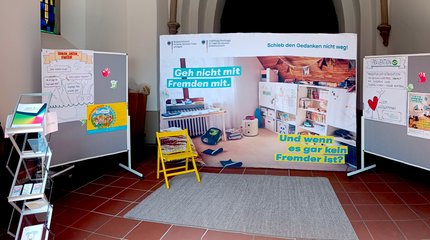 Die Bürgermeisterin von Walsrode und Mitarbeiterinnen und Mitarbeiter unterschiedlicher Einrichtungen vor einer Holztreppe.