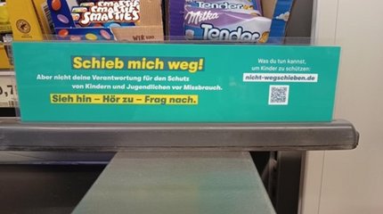 Die Bürgermeisterin von Walsrode und Mitarbeiterinnen und Mitarbeiter unterschiedlicher Einrichtungen vor einer Holztreppe.