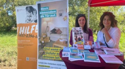 Die Bürgermeisterin von Walsrode und Mitarbeiterinnen und Mitarbeiter unterschiedlicher Einrichtungen vor einer Holztreppe.