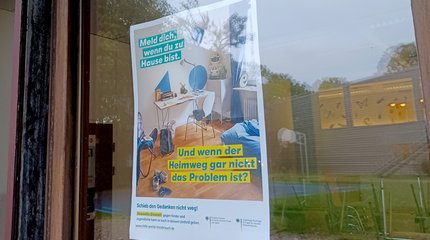 Die Bürgermeisterin von Walsrode und Mitarbeiterinnen und Mitarbeiter unterschiedlicher Einrichtungen vor einer Holztreppe.