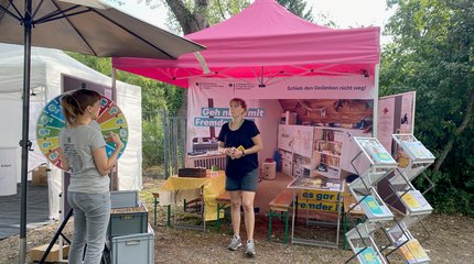 Die Bürgermeisterin von Walsrode und Mitarbeiterinnen und Mitarbeiter unterschiedlicher Einrichtungen vor einer Holztreppe.