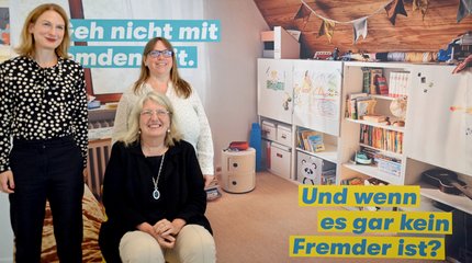 Die Bürgermeisterin von Walsrode und Mitarbeiterinnen und Mitarbeiter unterschiedlicher Einrichtungen vor einer Holztreppe.