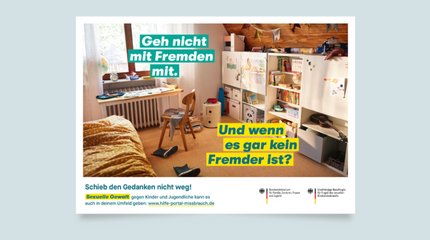 Die Bürgermeisterin von Walsrode und Mitarbeiterinnen und Mitarbeiter unterschiedlicher Einrichtungen vor einer Holztreppe.